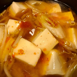 簡単副菜♫もやしとネギと豆腐の旨辛ごくごくスープ